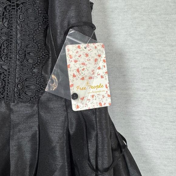 NWT- Free People Heart to Heart Lace Crochet Romper in Black Women's Size 6 - Picture 5 of 9